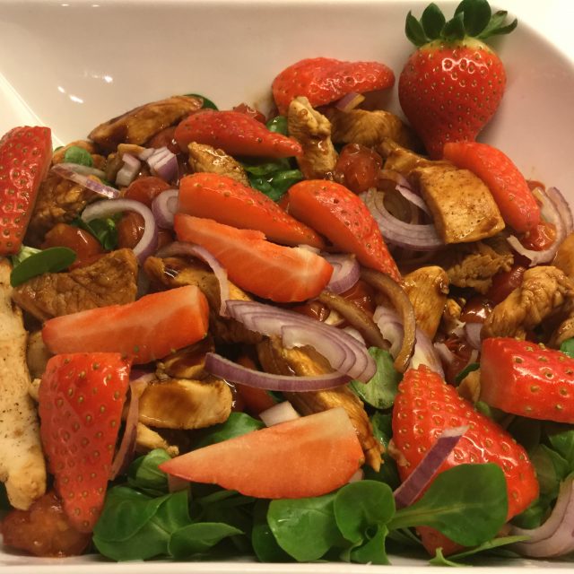Salat mit Pute und Erdbeeren